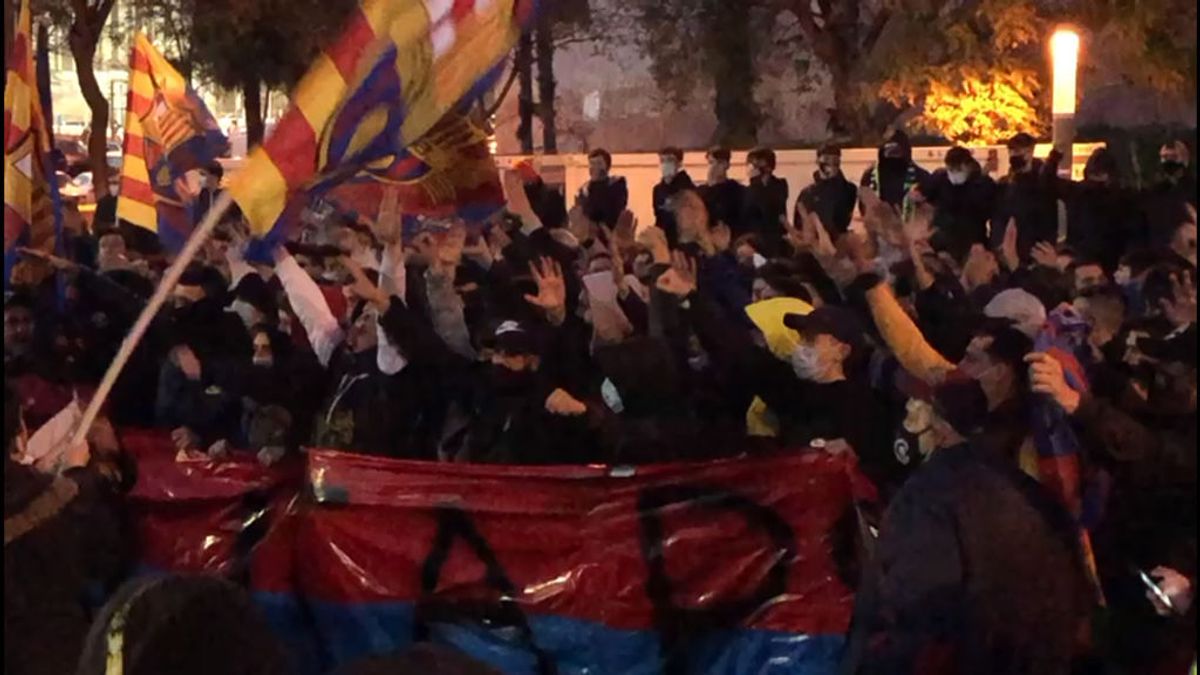Un millar de aficionados del Barça, muchos sin mascarilla, se agolpan en el Camp Nou para apoyar al Barça