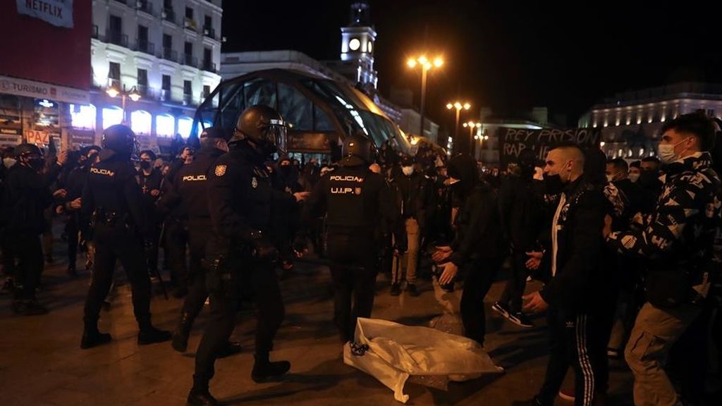 Cargas contra asistentes a la concentración en Madrid en apoyo a Pablo Hasél