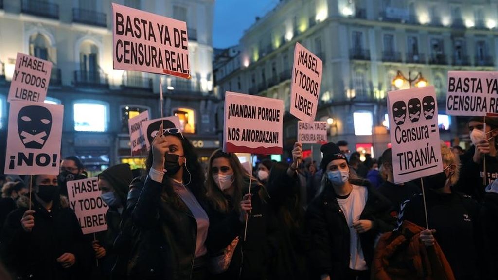 En imágenes: Cargas contra asistentes a la concentración en Madrid y Barcelona en apoyo a Pablo Hasél
