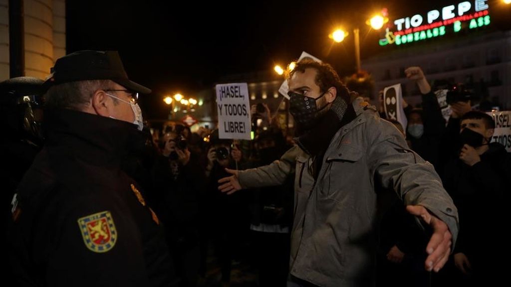 Cargas contra asistentes a la concentración en Madrid en apoyo a Pablo Hasél