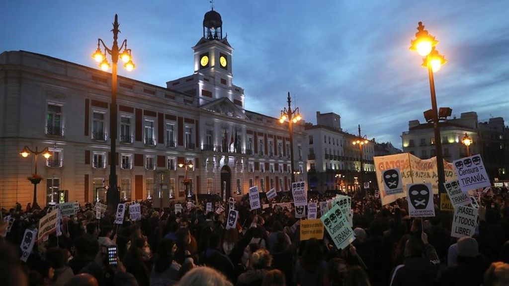 En imágenes: Cargas contra asistentes a la concentración en Madrid y Barcelona en apoyo a Pablo Hasél