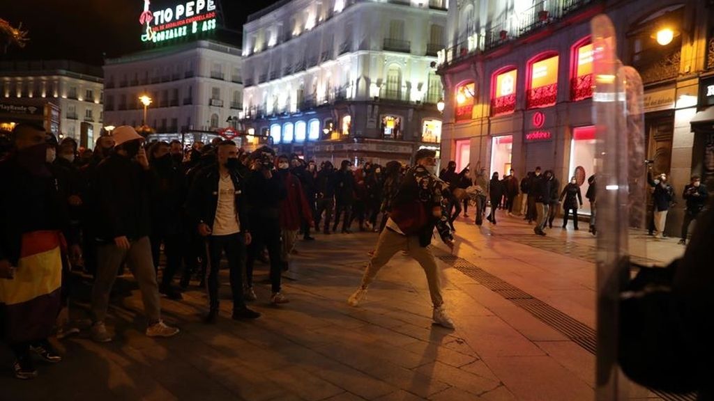 En imágenes: Cargas contra asistentes a la concentración en Madrid y Barcelona en apoyo a Pablo Hasél