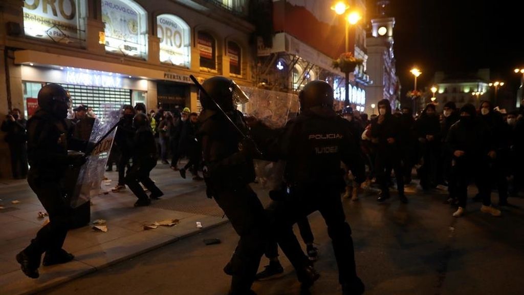 Cargas contra asistentes a la concentración en Madrid en apoyo a Pablo Hasél