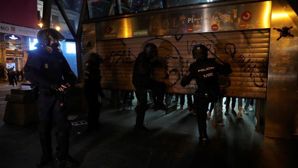 Cargas contra asistentes a la concentración en Madrid en apoyo a Pablo Hasél