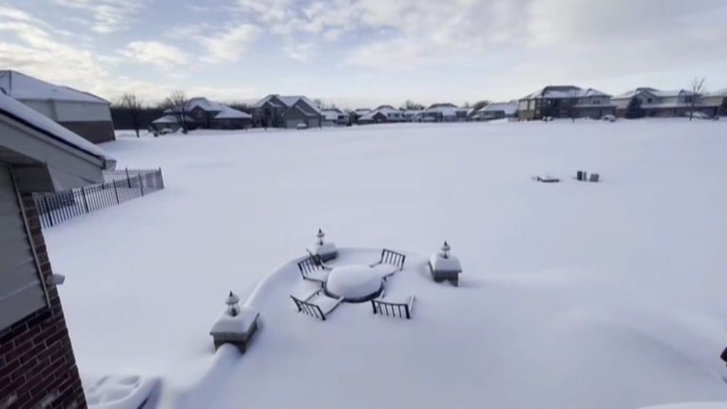 Apagones, jardines sepultados y osos que se divierten en la nieve: el temporal se recrudece en EEUU