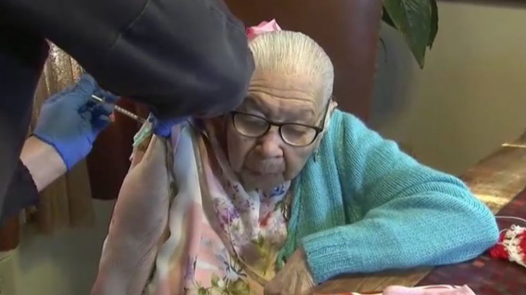 María Torres se vacuna a los 105 años contra el covid: "Dicen que el que se vacuna no se muere pronto"