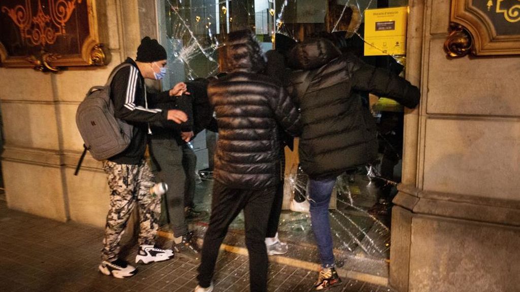 En imágenes: Cargas contra asistentes a la concentración en Barcelona en apoyo a Pablo Hasél