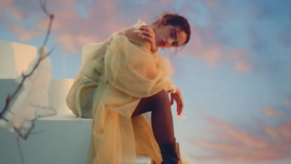 La historia que hay detrás del vestido que Rosalía luce en el videoclip de 'La noche de anoche'