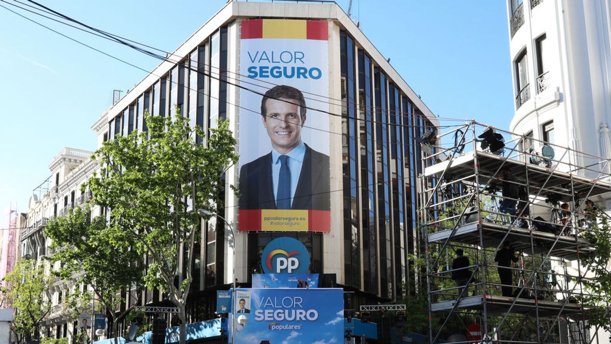 La sede del PP en la calle Génova con Casado como cartel electoral de abril de 2019