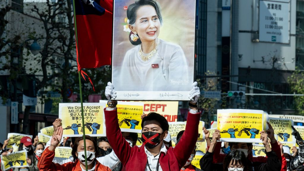Suu Kyi comparece ante la justicia militar un día antes de lo previsto y sin su abogado Suu Kyi comparece ante la justicia militar un día antes de lo previsto y sin su abogado
