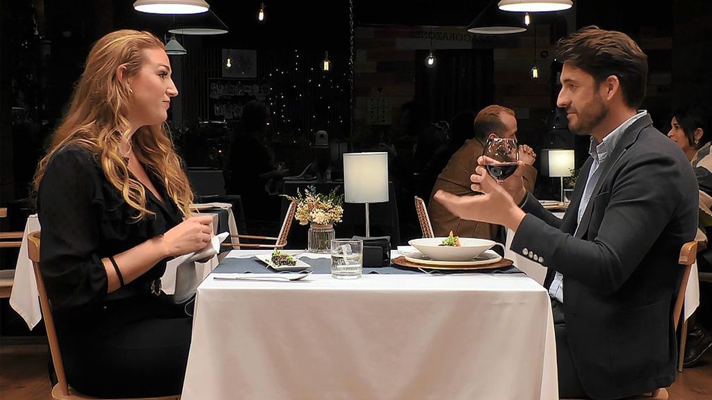 Imagen de Esmee y Fran cenando en el programa 'First Dates'