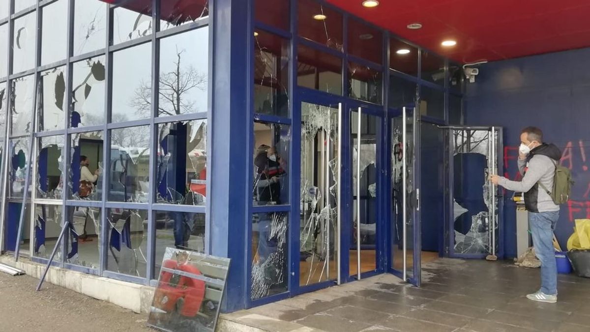 Asalto en la comisaría de los Mossos de Vic: los manifestantes destrozan cristaleras Asalto en la comisaría de los Mossos de Vic: los manifestantes destrozan cristaleras