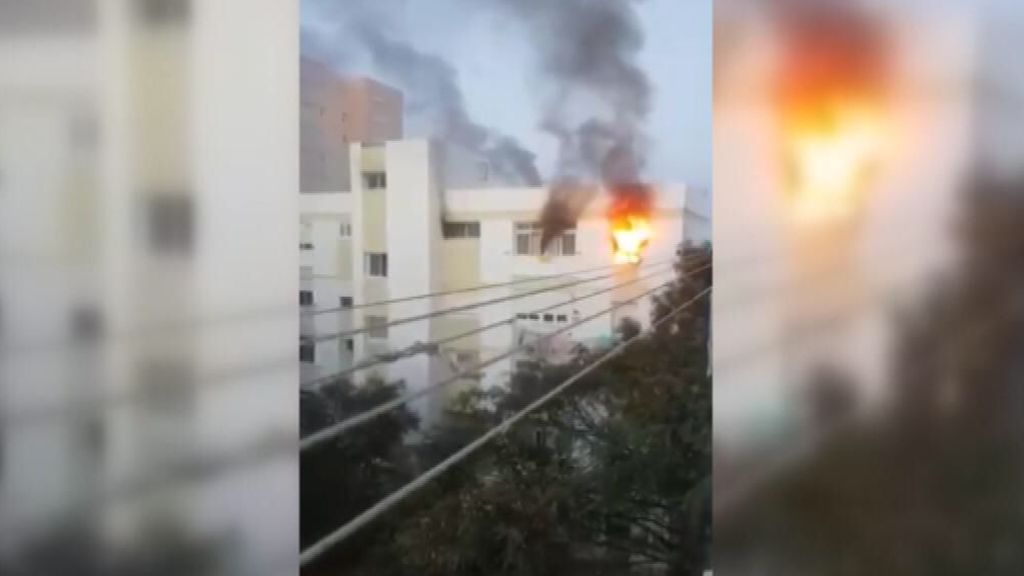 Un incendio obliga a desalojar un bloque de viviendas en Cádiz