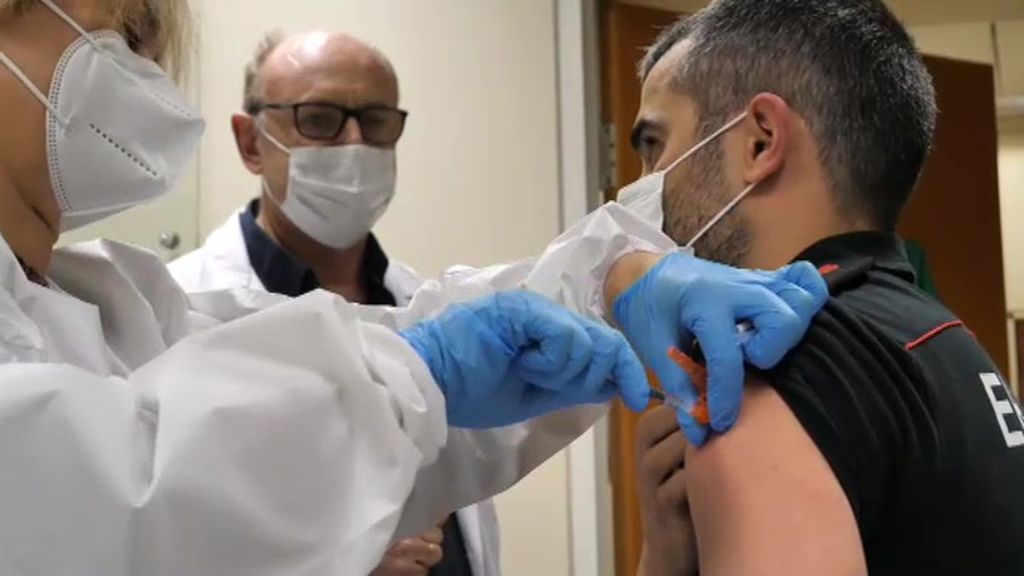 Los profesionales de riesgo reciben las primeras dosis