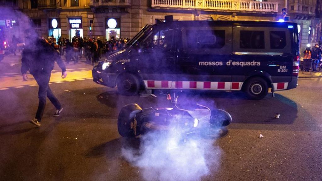 En imágenes: Cargas contra asistentes a la concentración en Barcelona en apoyo a Pablo Hasél