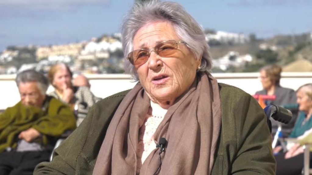 Una mujer recibe al fin la visita de su familia en una residencia de Málaga tras recibir la vacuna