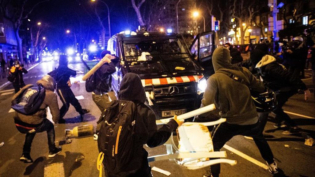 En imágenes: Cargas contra asistentes a la concentración en Barcelona en apoyo a Pablo Hasél