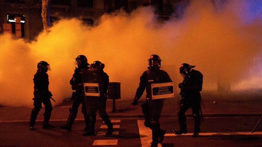 En imágenes: Cargas contra asistentes a la concentración en Barcelona en apoyo a Pablo Hasél