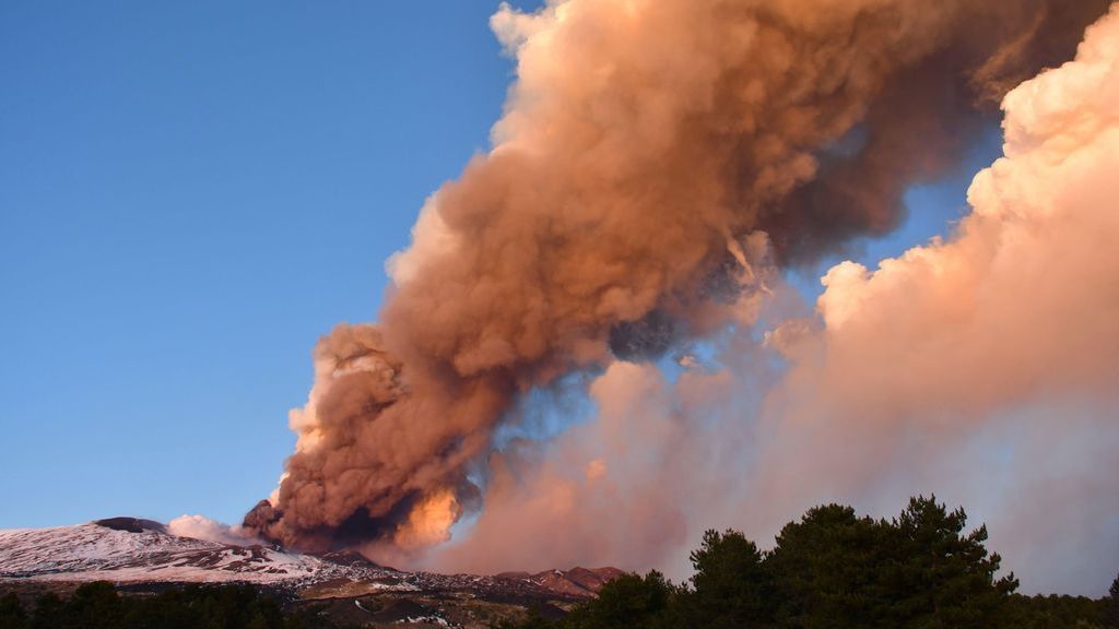 El Etna entra en erupción
