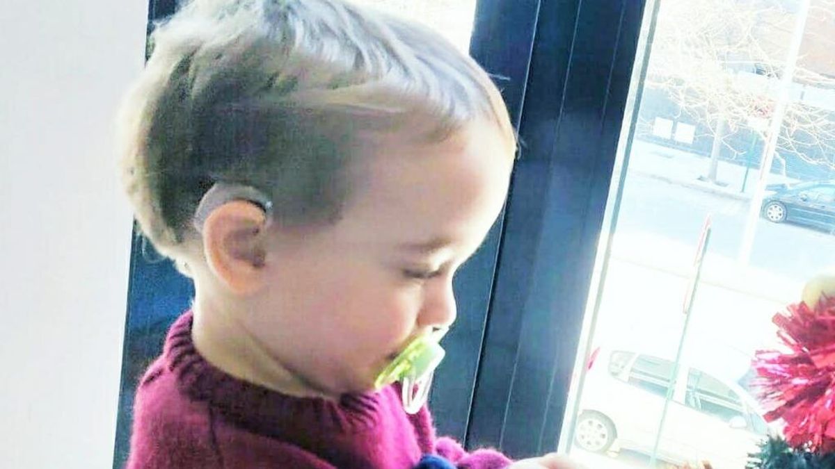 Unos padres de Granada piden ayuda para encontrar los audífonos de su hijo Jesús: "Son importantes para su desarrollo" Unos padres de Granada piden ayuda para encontrar los audífonos de su hijo Jesús: "Son importantes para su desarrollo"