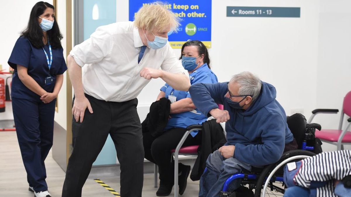 Johnson diseña su hoja de ruta para reabrir el país por completo en julio Johnson diseña su hoja de ruta para reabrir el país por completo en julio