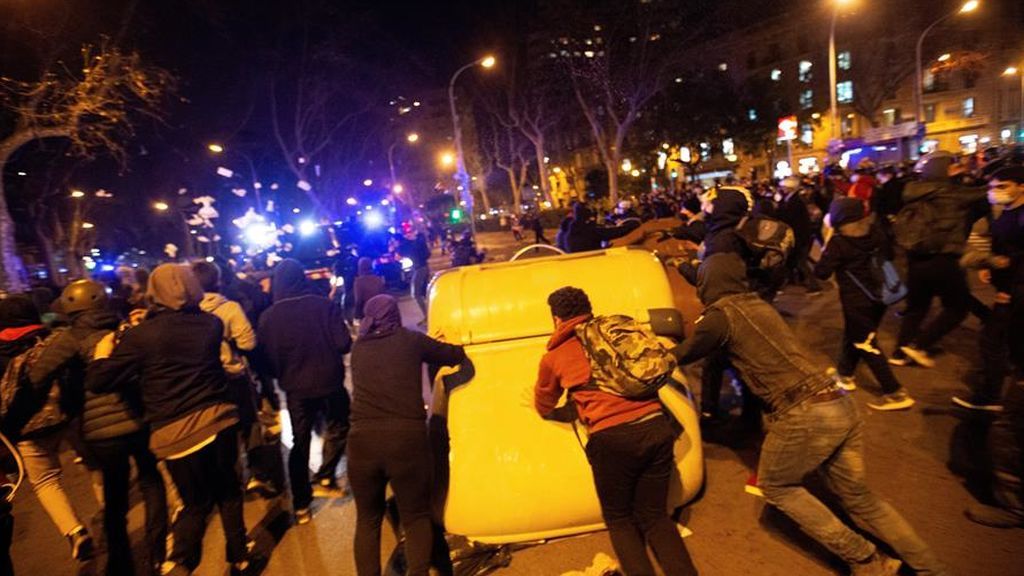 En imágenes: Cargas contra asistentes a la concentración en Barcelona en apoyo a Pablo Hasél