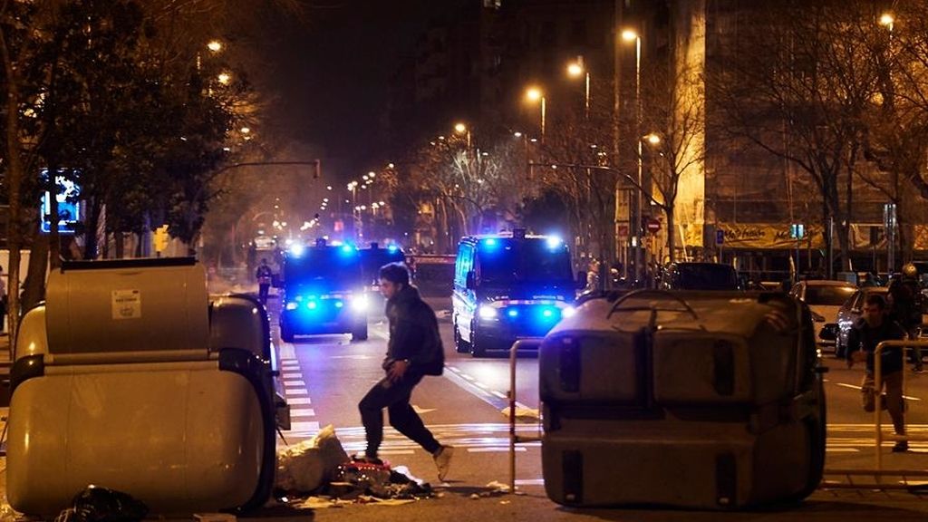 En imágenes: Tercer día consecutivo de violentas protestas en Barcelona por el encarcelamiento de Hasél