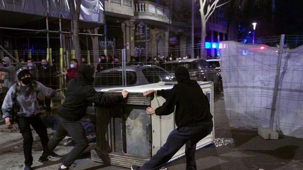 En imágenes: Tercer día consecutivo de violentas protestas en Barcelona por el encarcelamiento de Hasél