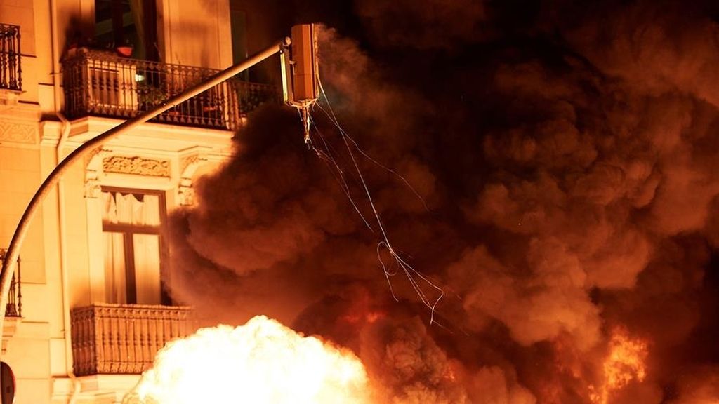 En imágenes: Tercer día consecutivo de violentas protestas en Barcelona por el encarcelamiento de Hasél