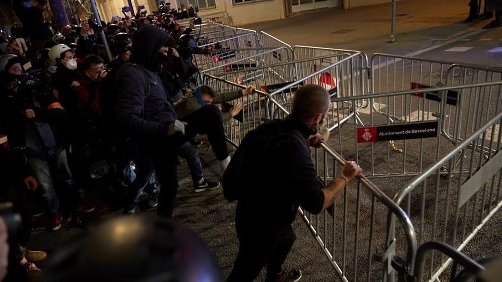 En imágenes: Tercer día consecutivo de violentas protestas en Barcelona por el encarcelamiento de Hasél