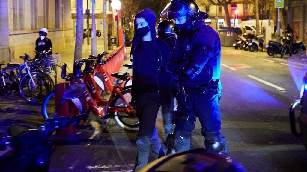 En imágenes: Tercer día consecutivo de violentas protestas en Barcelona por el encarcelamiento de Hasél
