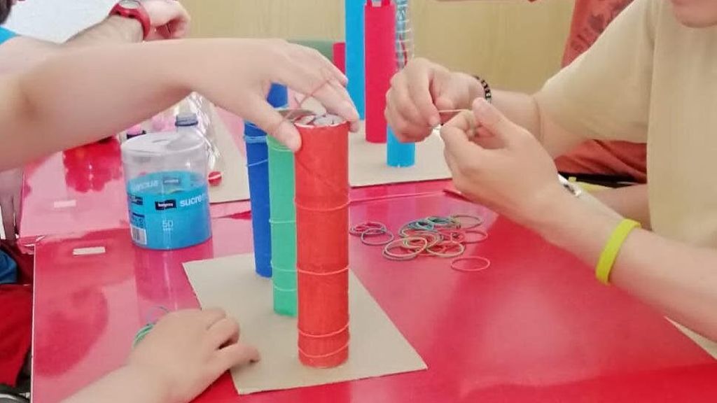 Alumnos realizando tareas