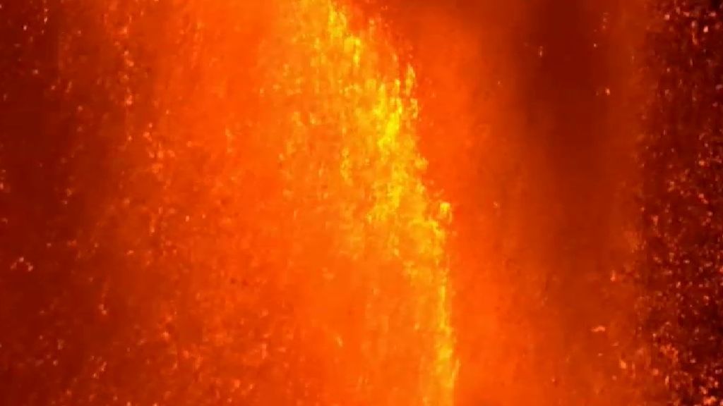 Las explosiones del Etna generan una columna de humo de más de 1 kilómetro de altura