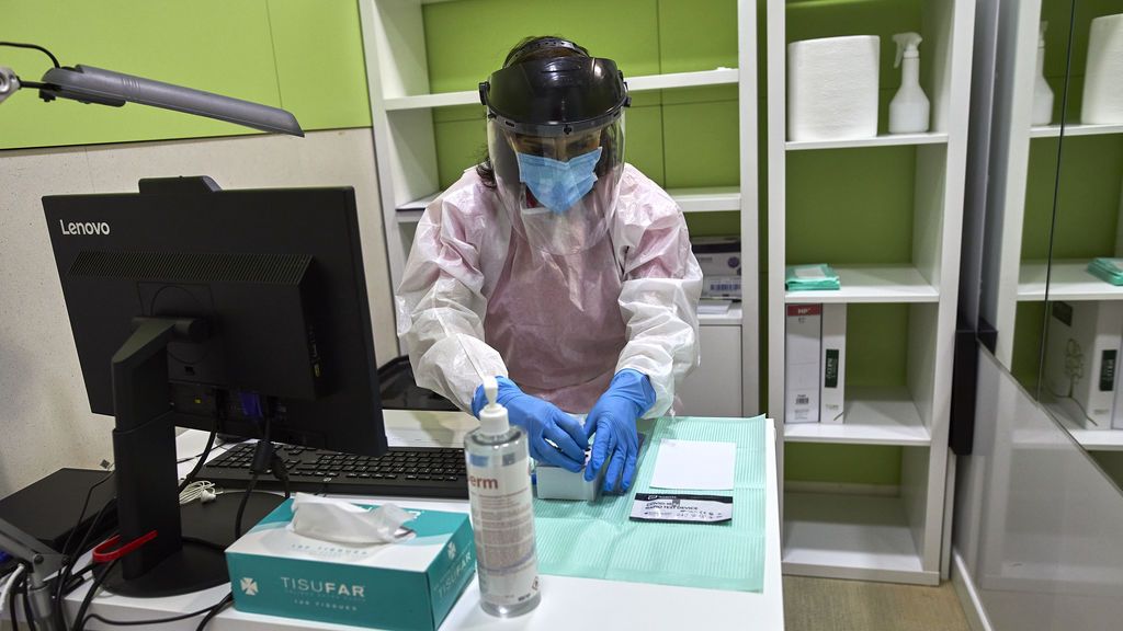 Madrid desciende a 2.104 casos y 43 muertos por coronavirus en el último día Madrid desciende a 2.104 casos y 43 muertos por coronavirus en el último día