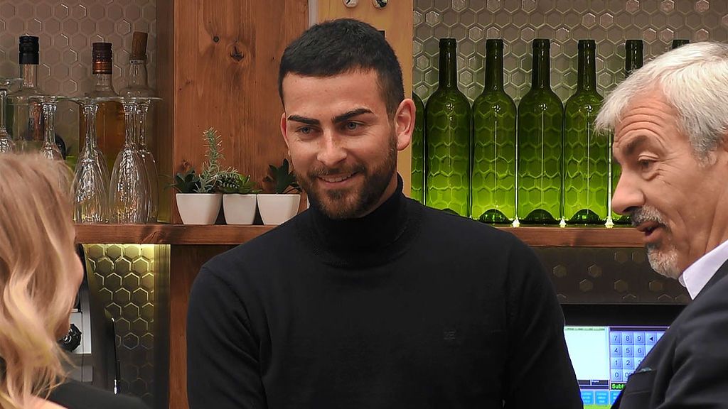 Imagen de Adrián en el programa 'First Dates'