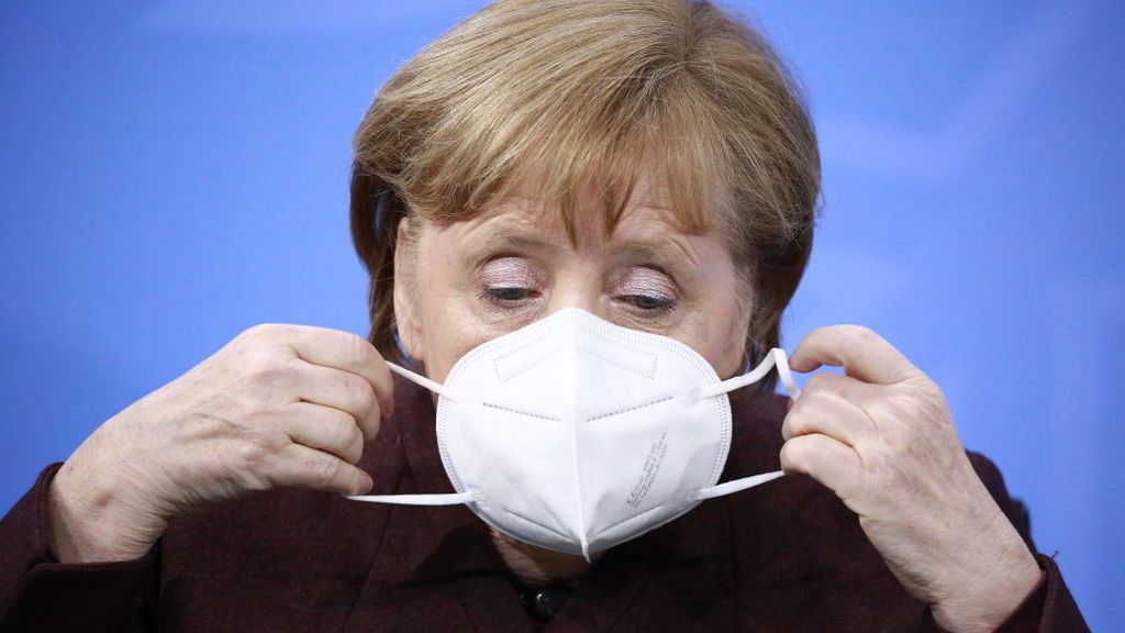 Merkel olvida su mascarilla en la tribuna de oradores