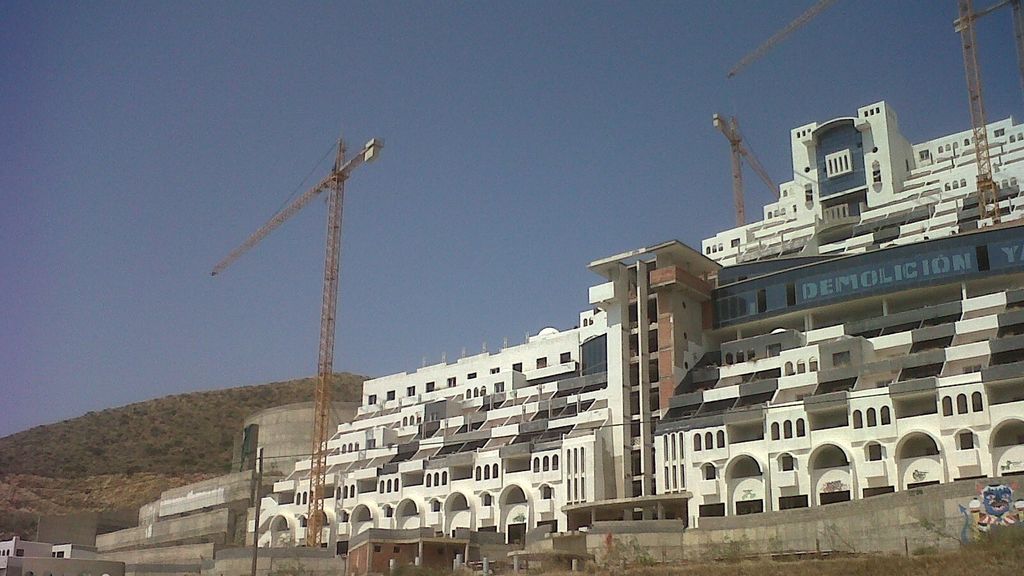 El Algarrobico, 5 años después de la orden de demolición, sigue en pie El Algarrobico, 5 años después de la orden de demolición, sigue en pie