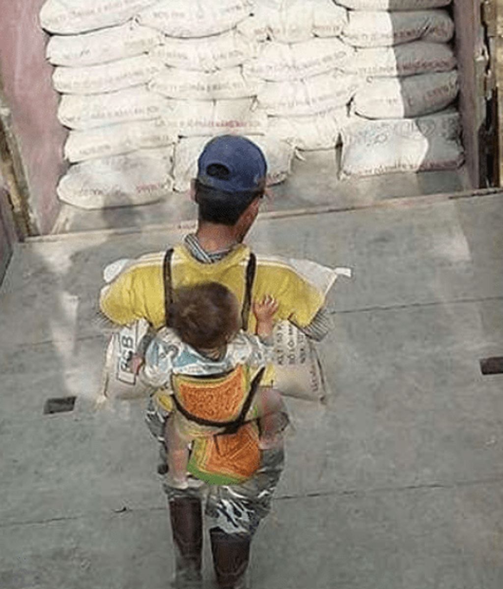 Imagen que impacta: un albañil trabaja con su bebé a la espalda tras quedar viudo