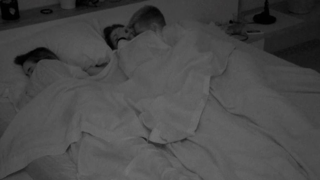 Los tocamientos de Lola y Carlos mientras Lucía duerme