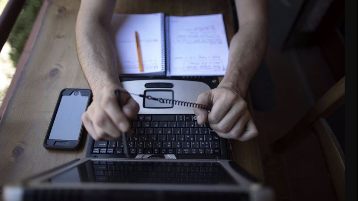 La mitad de los españoles cree que los gobiernos están usando las tecnologías para controlar a la población La mitad de los españoles cree que los gobiernos están usando las tecnologías para controlar a la población