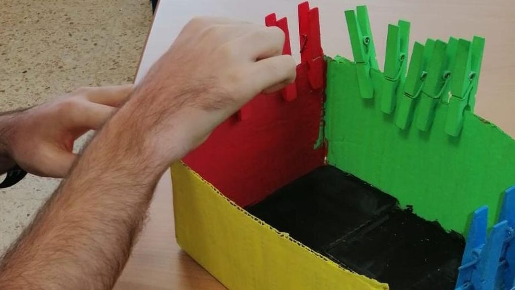 Alumnos realizando tareas a través de los colores