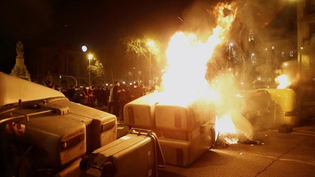 En imágenes: nueva noche de violencia en las calles de Cataluña por el encarcelamiento de Hasél