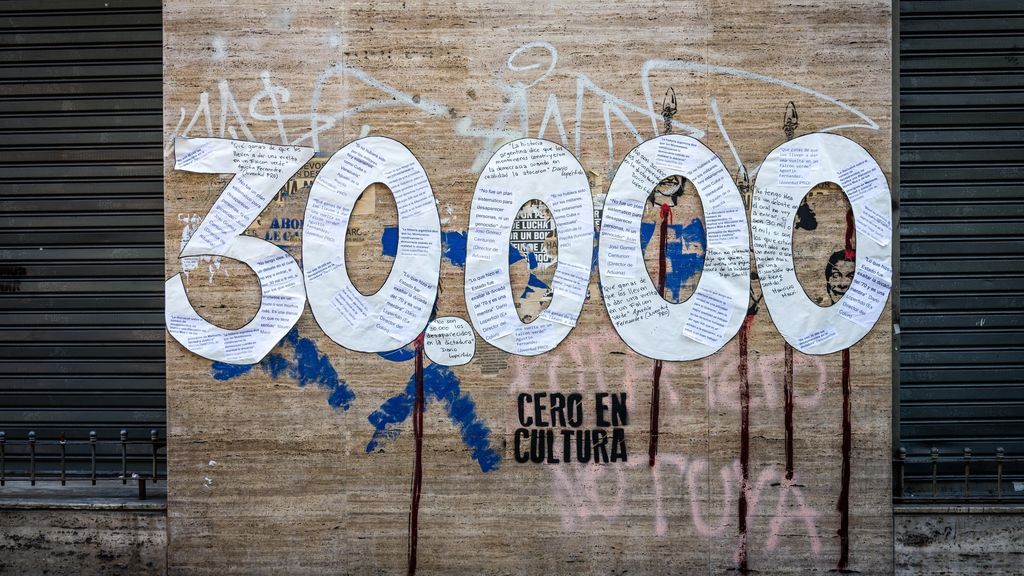 La justicia argentina condena a ocho represores por más de 800 crímenes durante la dictadura La justicia argentina condena a ocho represores por más de 800 crímenes durante la dictadura