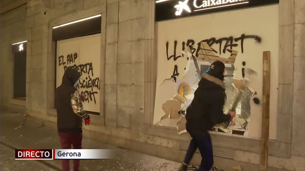 En directo: manifestantes proHasél destrozan una sucursal ante las cámaras de Informativos Telecinco