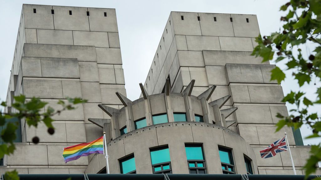 Richard Moore, jefe del MI6, se disculpa por el veto histórico a la comunidad LGTBI en la Inteligencia británica Richard Moore, jefe del MI6, se disculpa por el veto histórico a la comunidad LGTBI en la Inteligencia británica