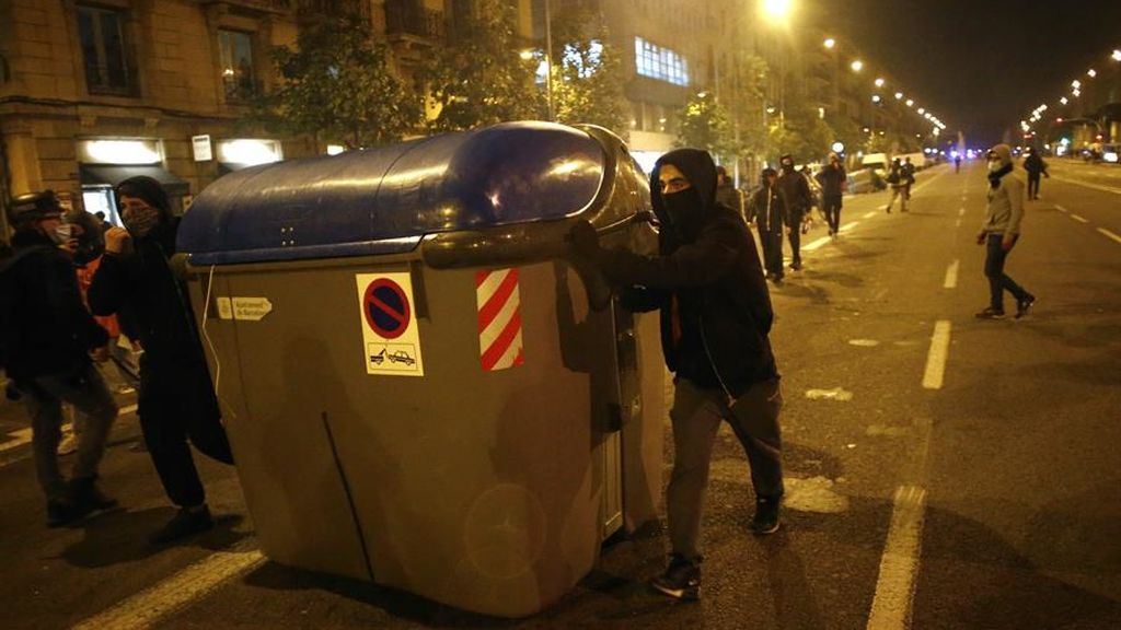 En imágenes: nueva noche de violencia en las calles de Cataluña por el encarcelamiento de Hasél
