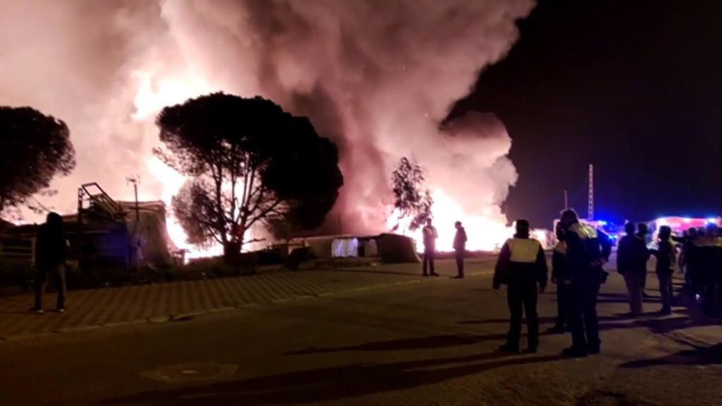 Un incendio de grandes dimensiones arrasa un poblado chabolista en Huelva
