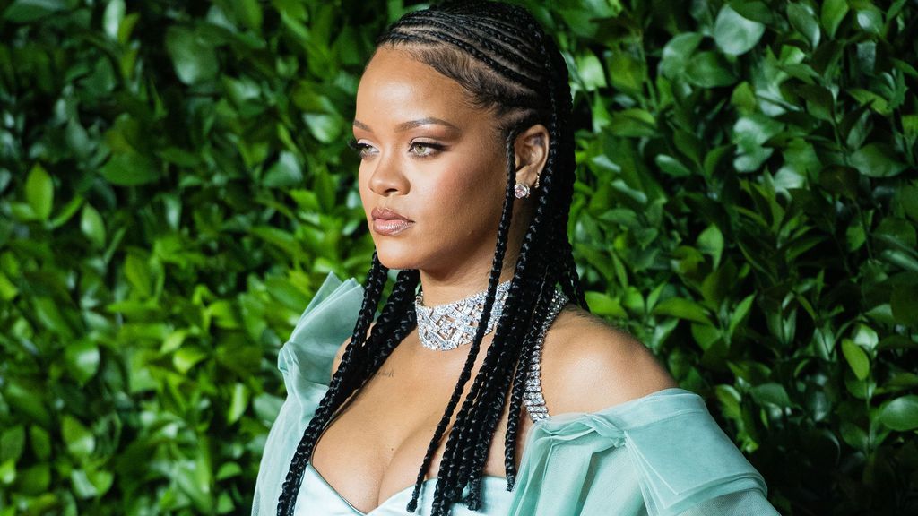 La cantante Rihanna ofende a la comunidad hindú con una foto en topless