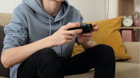 Recurso tras perder la custodia de su hijo por dejarle jugar mucho al  Fortnite - NIUS