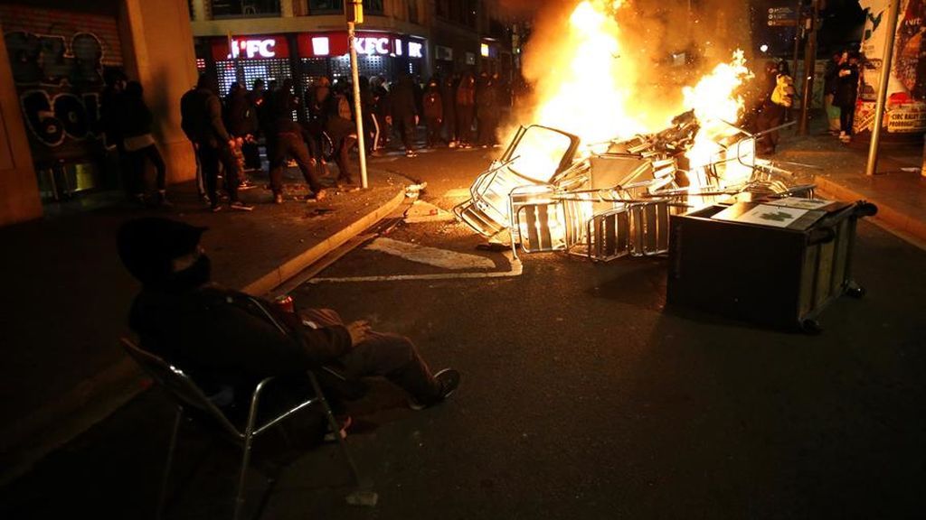 En imágenes: nueva noche de violencia en las calles de Cataluña por el encarcelamiento de Hasél